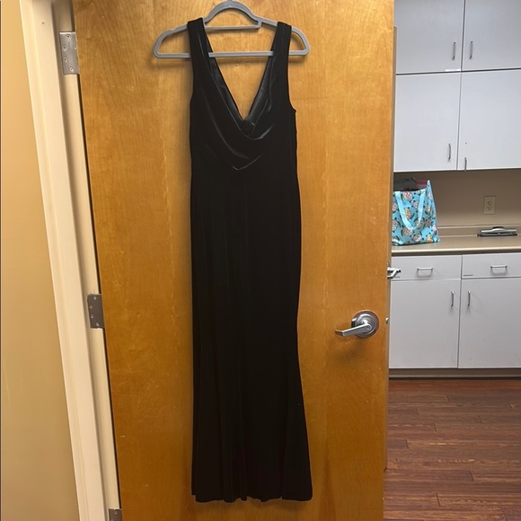 Elegant Black Sleeveless Dress - Picture 2 of 6